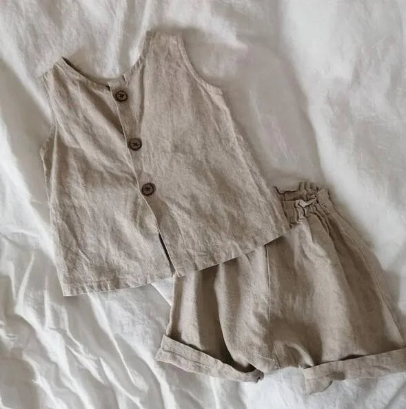 Discover the perfect summer outfit for your little one with the Bubebaby BabyLove set. Made from 100% cotton, this casual, unisex set is designed for children aged 1-3 years. Featuring a solid fabric, O-neck, sleeveless raglan style, and a comfortable pullover closure, it’s ideal for warm days.