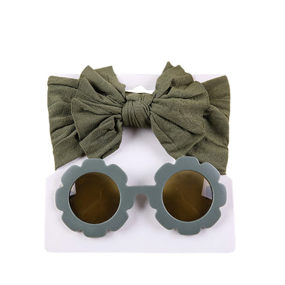 Unisex babylove headband and sunglasses set made of high-quality nylon and plastic. Suitable for ages 0-6 years, featuring solid patterns. Includes a nylon headband (16cm x 8cm) and plastic sunglasses (13cm x 5cm). Perfect for all seasons and occasions, both indoors and outdoors
