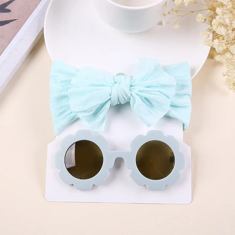 Unisex babylove headband and sunglasses set made of high-quality nylon and plastic. Suitable for ages 0-6 years, featuring solid patterns. Includes a nylon headband (16cm x 8cm) and plastic sunglasses (13cm x 5cm). Perfect for all seasons and occasions, both indoors and outdoors