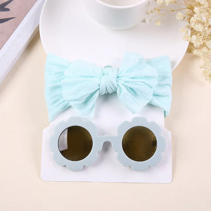 Unisex babylove headband and sunglasses set made of high-quality nylon and plastic. Suitable for ages 0-6 years, featuring solid patterns. Includes a nylon headband (16cm x 8cm) and plastic sunglasses (13cm x 5cm). Perfect for all seasons and occasions, both indoors and outdoors