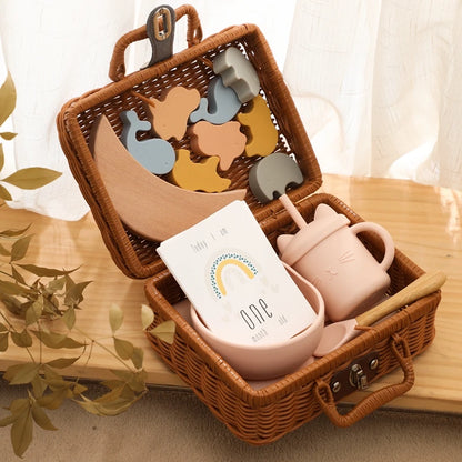 Discover the Montessori BabyLove Vintage Tableware Set at BubeBaby. This unisex set is perfect for infants and toddlers. Ideal for ages 0-24 months, it includes everything needed for stylish and functional mealtimes. Shop now for high-quality, vintage-inspired tableware for your little one