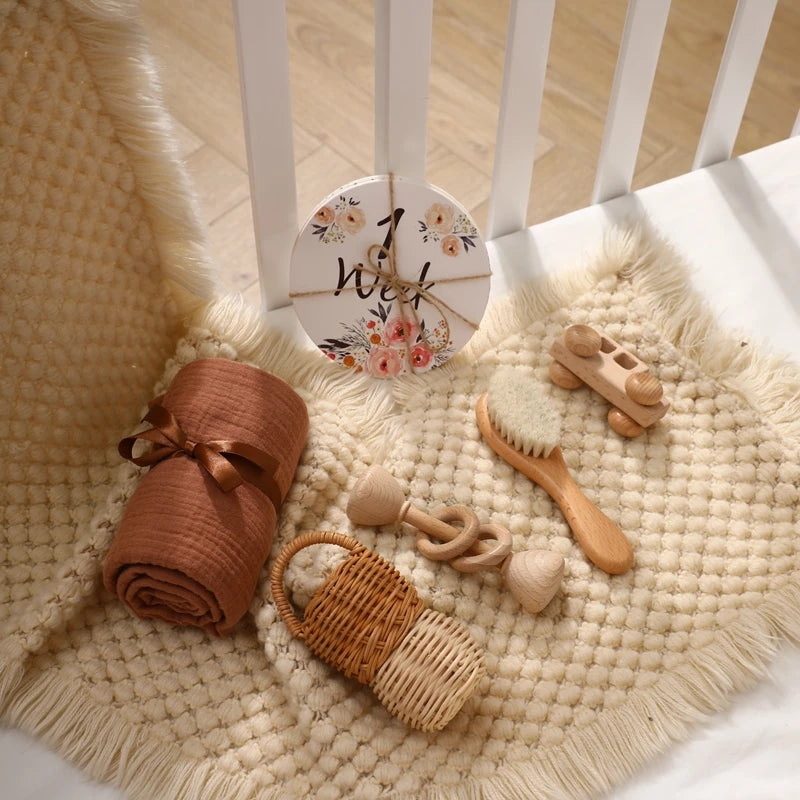 Discover the Montessori BabyLove Gift Set at BubeBaby, perfect for infants and toddlers. This unisex set includes classic bath toys like rubber ducks and boats. Ideal for 0-6 months, it promotes sensory development and makes a thoughtful gift. Note: Keep away from fire 