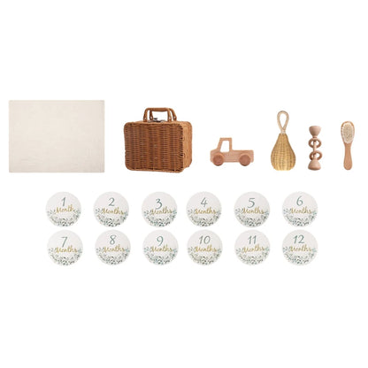 Discover the Montessori BabyLove Gift Set at BubeBaby, perfect for infants and toddlers. This unisex set includes classic bath toys like rubber ducks and boats. Ideal for 0-6 months, it promotes sensory development and makes a thoughtful gift. Note: Keep away from fire 