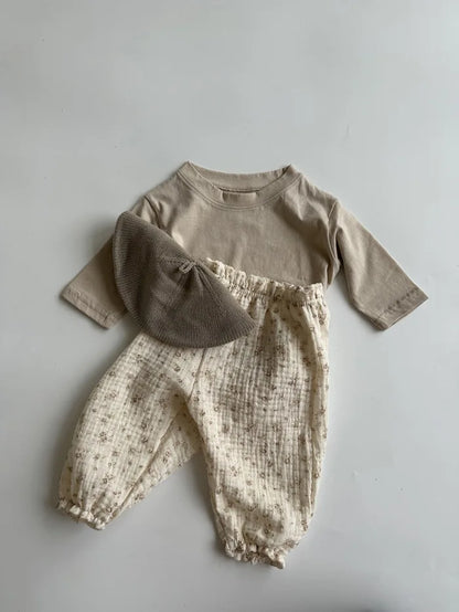 Soft muslin pants for babies from the BabyLove by Bubebaby collection. The pants are made of lightweight, breathable fabric with a gentle, stretchy waistband and a relaxed fit for comfort. The color is a soft, neutral tone, suitable for pairing with various baby tops