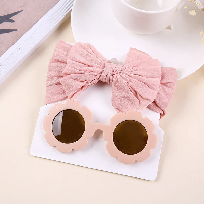 Unisex babylove headband and sunglasses set made of high-quality nylon and plastic. Suitable for ages 0-6 years, featuring solid patterns. Includes a nylon headband (16cm x 8cm) and plastic sunglasses (13cm x 5cm). Perfect for all seasons and occasions, both indoors and outdoors