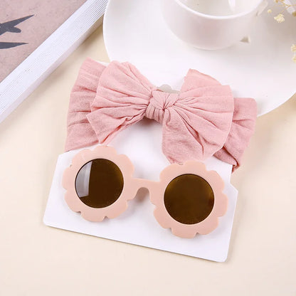 Unisex babylove headband and sunglasses set made of high-quality nylon and plastic. Suitable for ages 0-6 years, featuring solid patterns. Includes a nylon headband (16cm x 8cm) and plastic sunglasses (13cm x 5cm). Perfect for all seasons and occasions, both indoors and outdoors