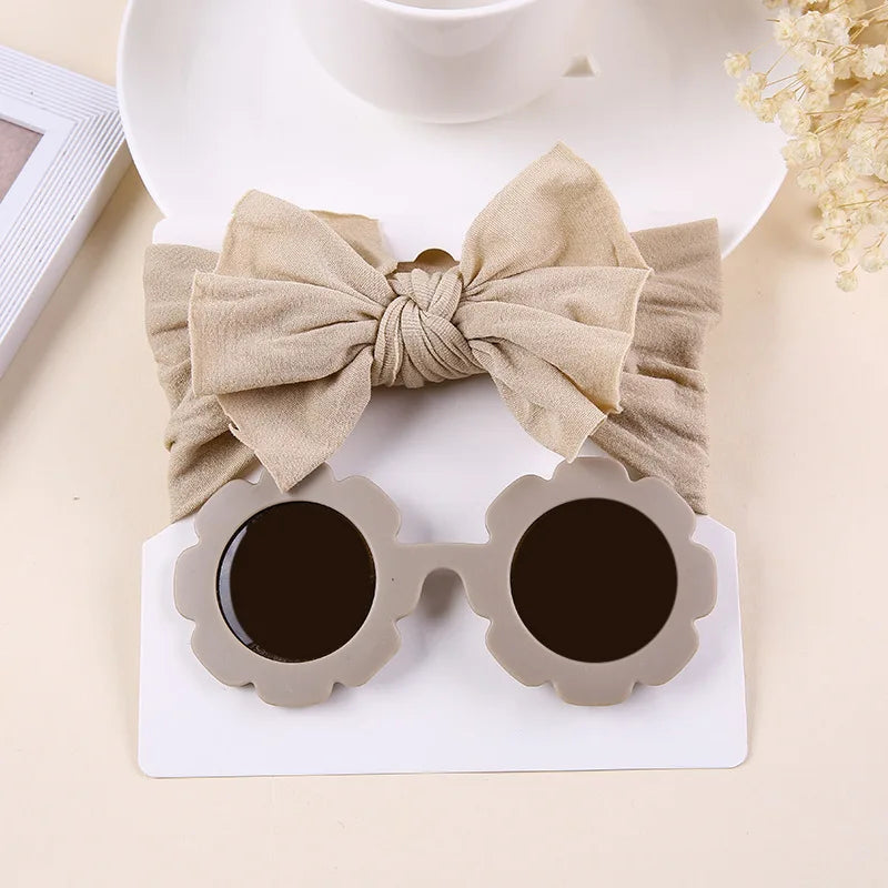 Unisex babylove headband and sunglasses set made of high-quality nylon and plastic. Suitable for ages 0-6 years, featuring solid patterns. Includes a nylon headband (16cm x 8cm) and plastic sunglasses (13cm x 5cm). Perfect for all seasons and occasions, both indoors and outdoors