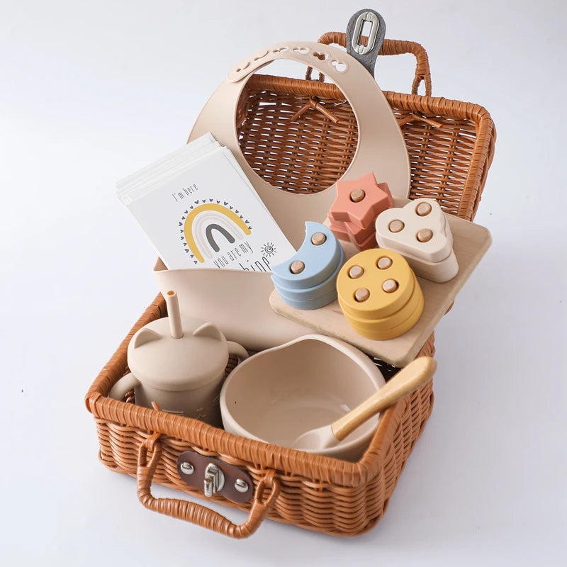 Discover the Montessori BabyLove Vintage Tableware Set at BubeBaby. This unisex set is perfect for infants and toddlers. Ideal for ages 0-24 months, it includes everything needed for stylish and functional mealtimes. Shop now for high-quality, vintage-inspired tableware for your little one