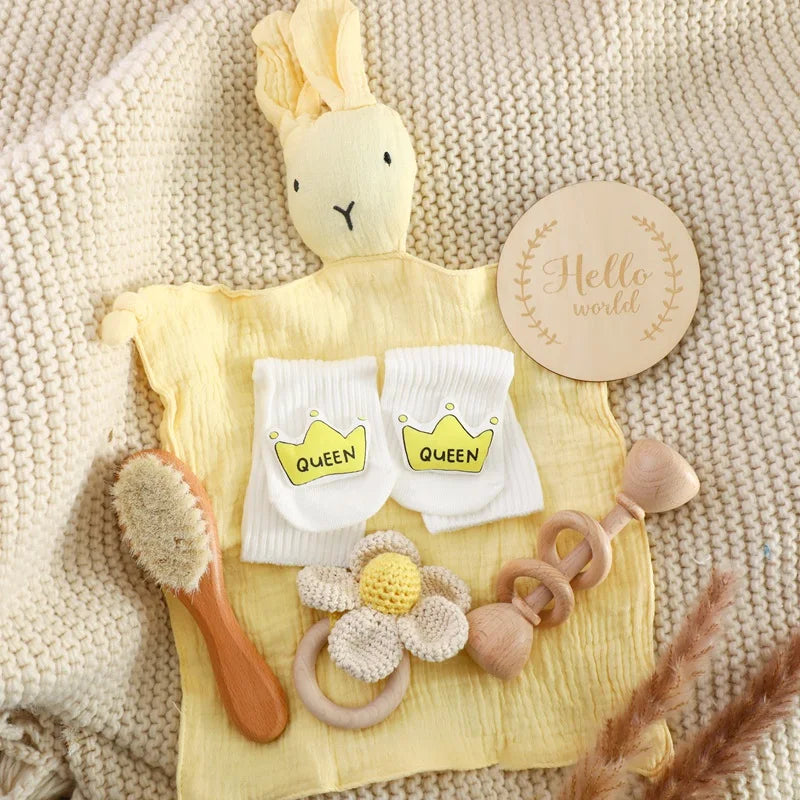 Discover the Montessori BabyLove Bath Set at BubeBaby, featuring a square bath towel and assorted gifts in a gift box. Designed for newborns (0-6 months), this unisex set includes a drooling towel, making bath time convenient and cozy. Lightweight at 250g, it’s perfect for your baby’s early days